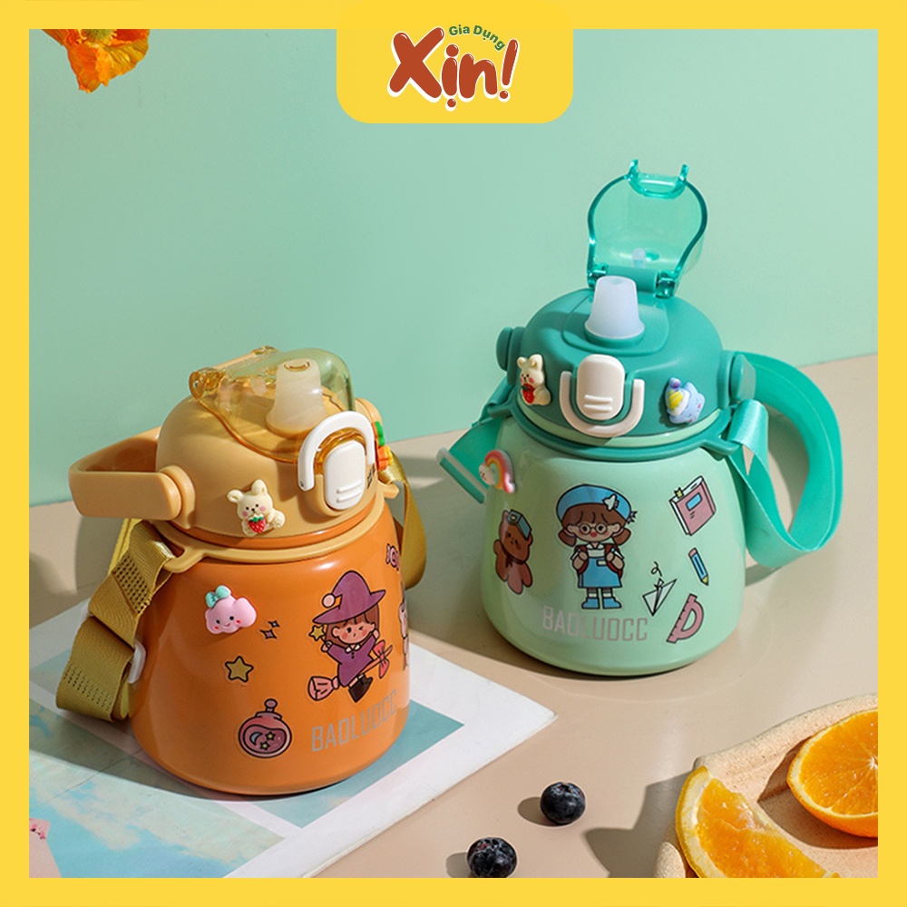 Bình giữ nhiệt cho bé đi học cao cấp 650ml, bình nước dễ thương 2 lớp bằng inox 304 kèm ống hút, dây đeo và sticker 3D