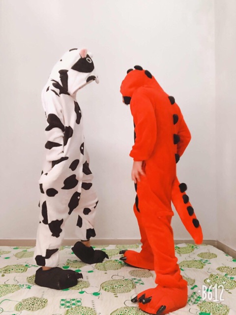 Pijama thú bông hình khủng long đỏ (sẵn cho bé và người lớn)