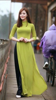 Áo dài 4 tà, quần phi trắng hoặc đen