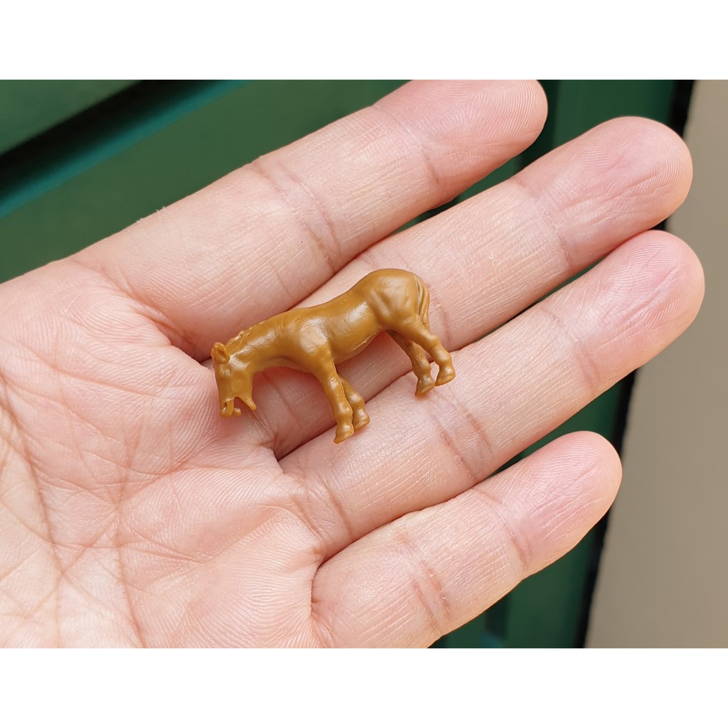 Mô hình con ngựa bằng nhựa