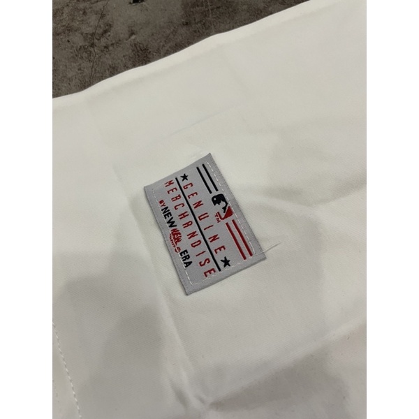 Áo Thun Unisex Chất Cotton 100% Màu Đen/Trắng Logo Thêu Ở Tay