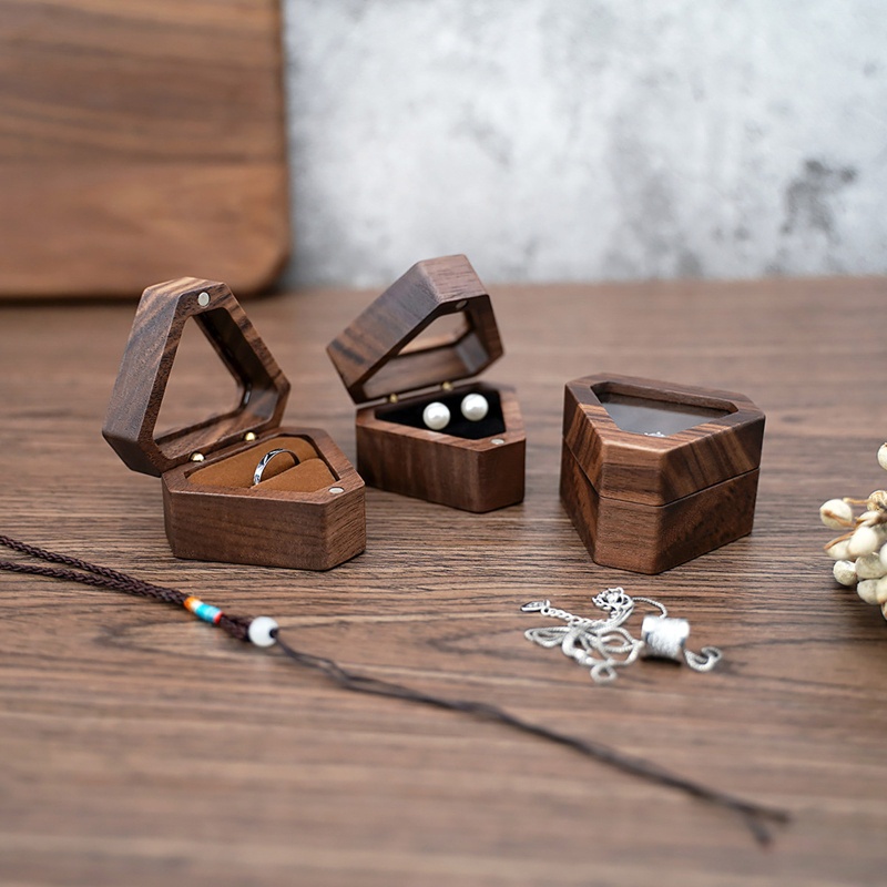 Hộp Đựng Nhẫn Cưới Hình Tam Giác Bằng Gỗ Mềm Mại