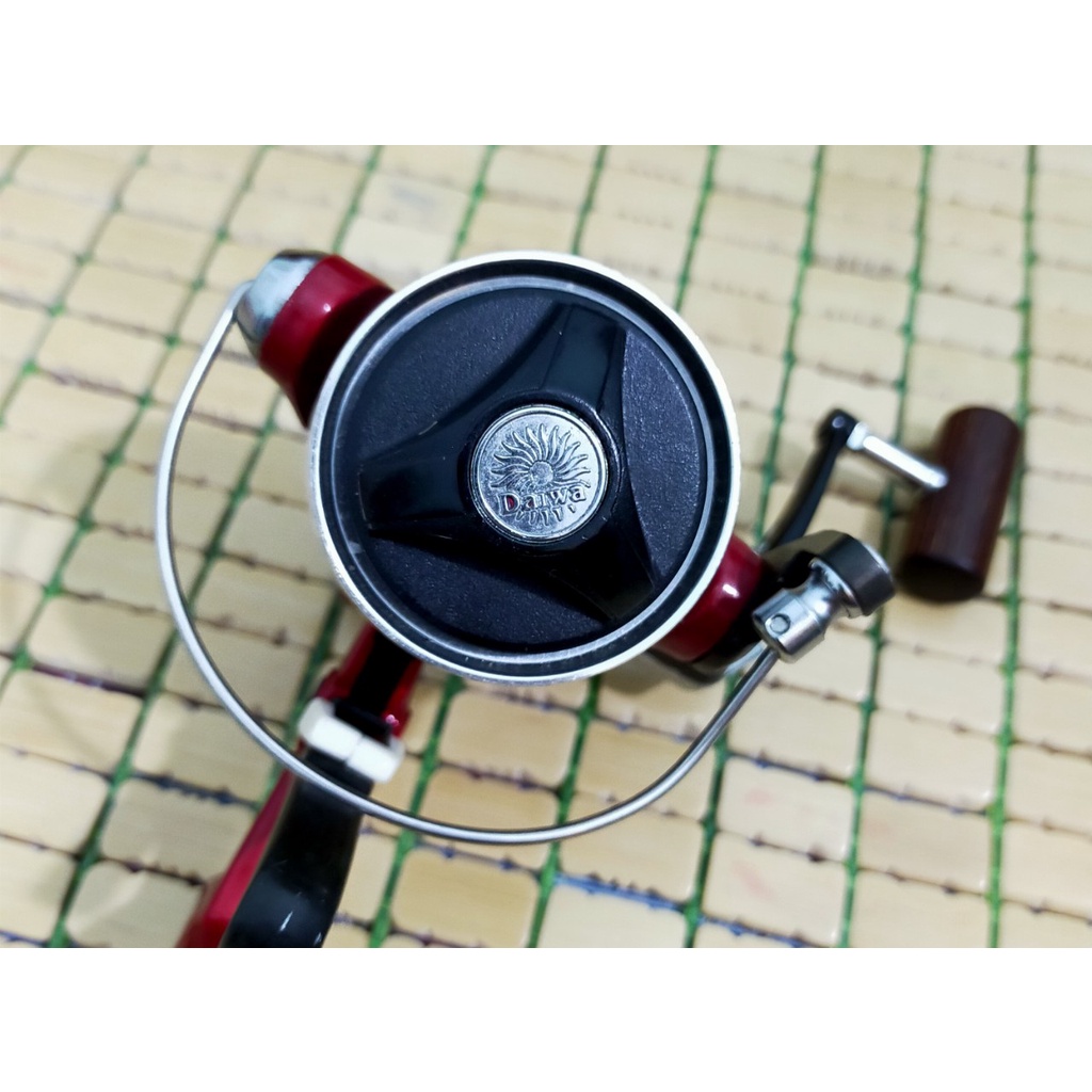 máy câu cá Daiwa SS 1000 tay cò.