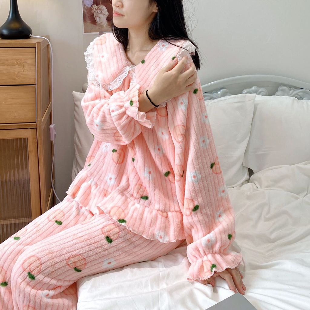 Bộ Đồ Ngủ Giữ Ấm Bằng Nhung San Hô Phối Ren In Họa Tiết Trái Đào Ngọt