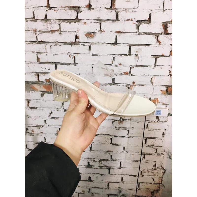 Giày sandal gót trong sang chảnh