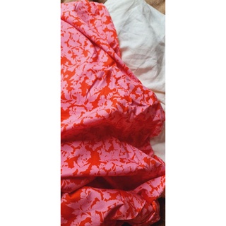 Vải cotton lụa hoạ tiết cam nền hồng dâu