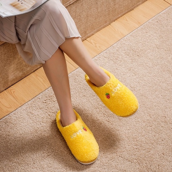 Dép Bông Đi Trong Nhà Mang Êm Chân Hình Trái Dâu Siêu Cute Dành Cho Nữ