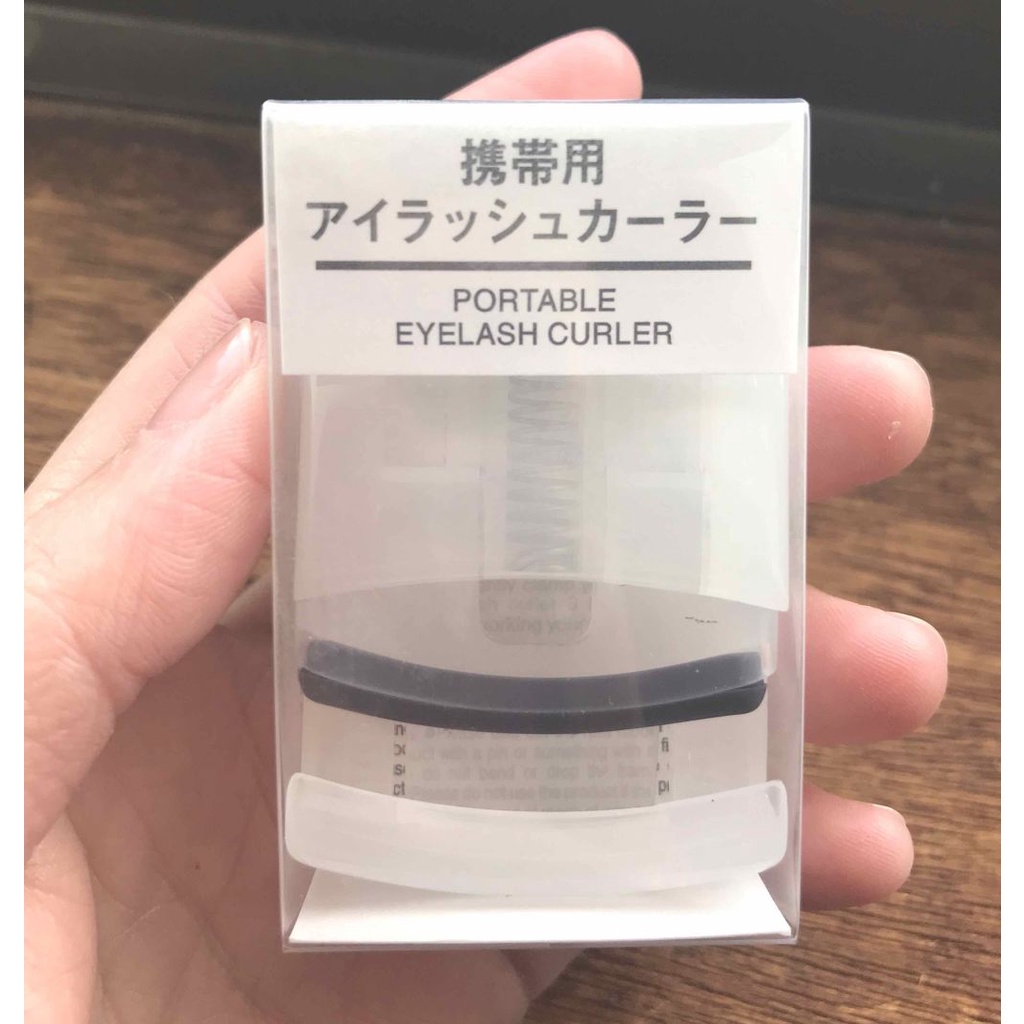 Kẹp bấm mi du lịch Muji Portable Eyelash Curler Nhật Bản kèm đệm thay thế - 58mm