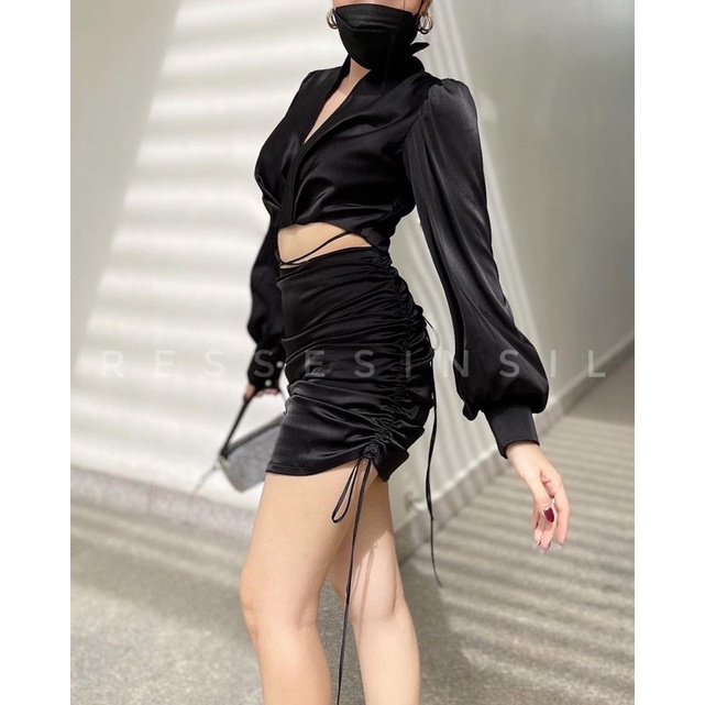 Set croptop quấn eo tay bồng kèm chân váy rút dây trắng