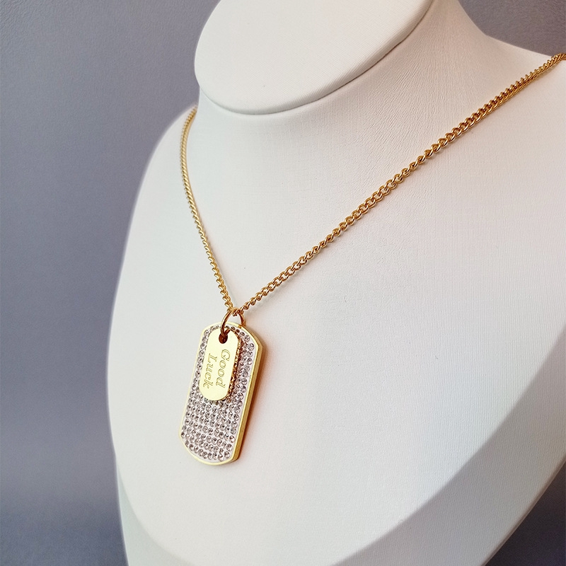 Dây chuyền bằng thép titan mạ vàng hồng 18K/bạc mặt hình vuông đính đá kim cương toàn bộ bề mặt / họa tiết chữ luck