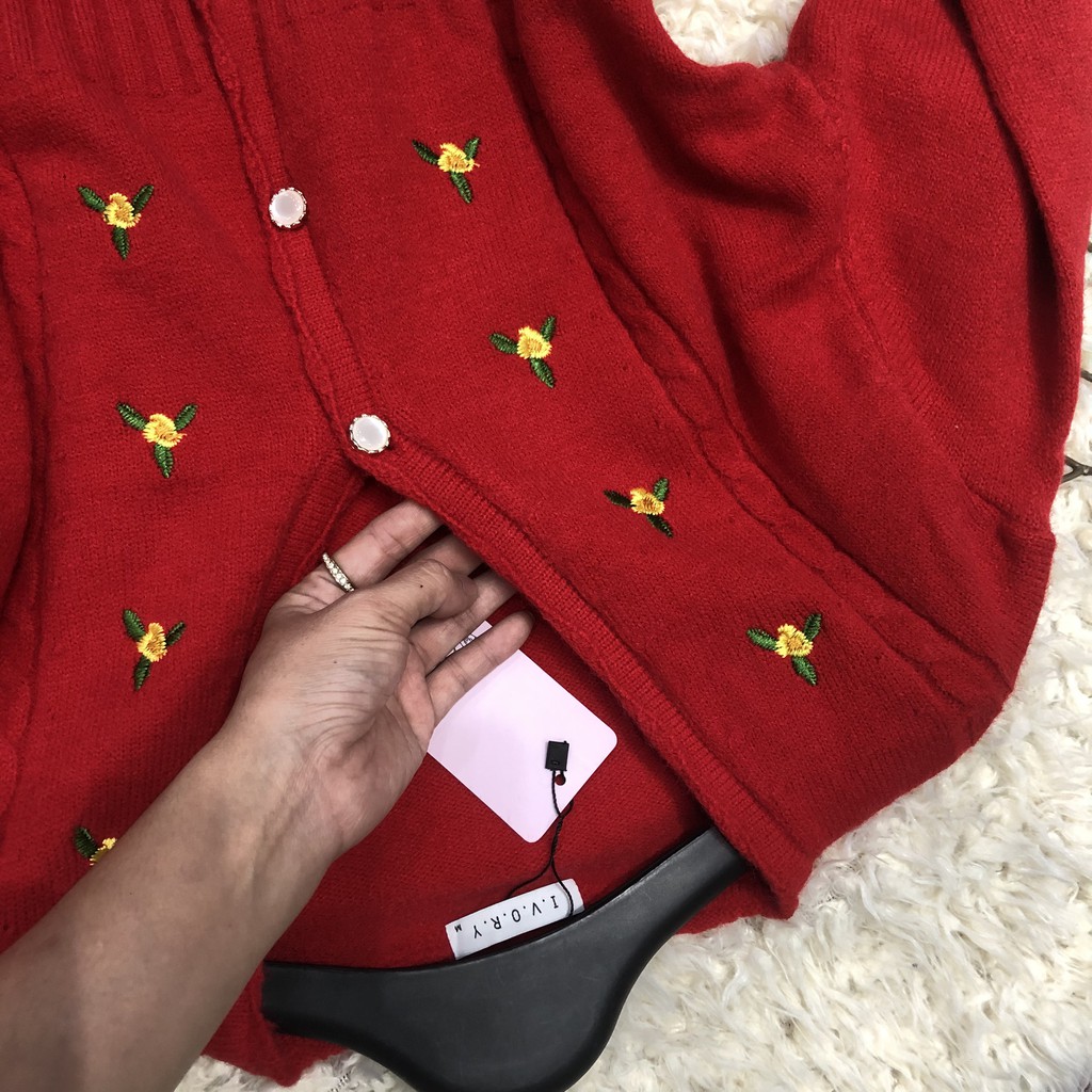 Khoác len crop thêu hoa