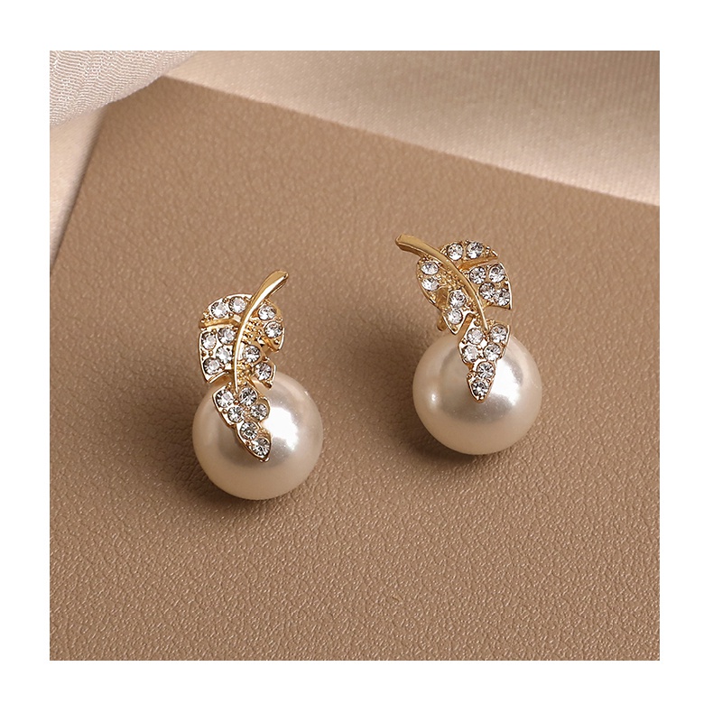 Khuyên tai hình lá cây đính đá và ngọc trai sang trọng