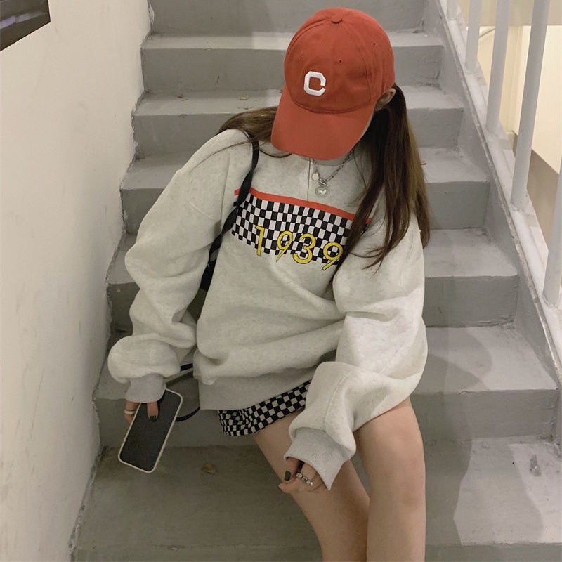 Set áo len họa tiết kẻ sọc và chân váy phong cách retro thời trang 2022