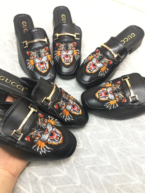 GIÀY SỤC DA KHUY TRÒN CẠNH VÀ HOẠ TIẾT THÊU HỔ, ONG (3 Mẫu) | BigBuy360 - bigbuy360.vn