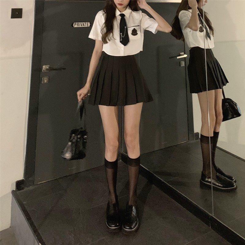 Set đồ COZOKC gồm áo sơ mi tay ngắn và chân váy xếp ly thời trang