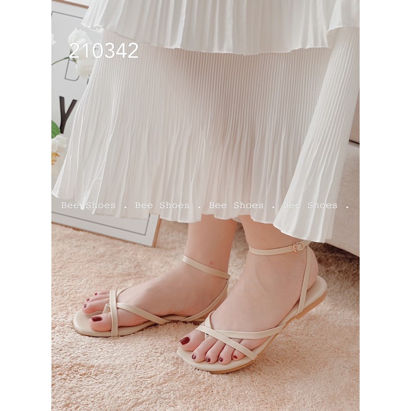 BEESHOES - SANDAL NỮ MŨI TRÒN XỎ NGÓN TRƠN ĐẾ BỆT - SANDAL NỮ MŨI TRÒN XỎ NGÓN TRƠN ĐẾ BỆT SẴN MÀU ĐEN - KEM 210342