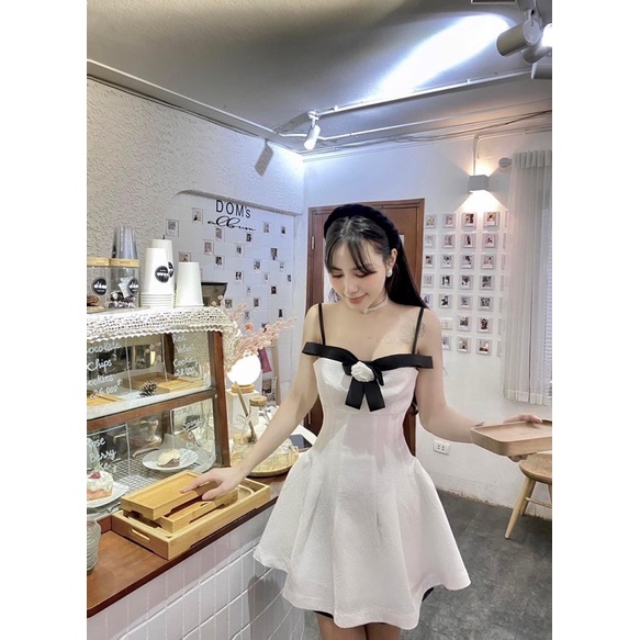Đầm xoè 2 dây kèm tag hoa 🖤 Thelaniclothing