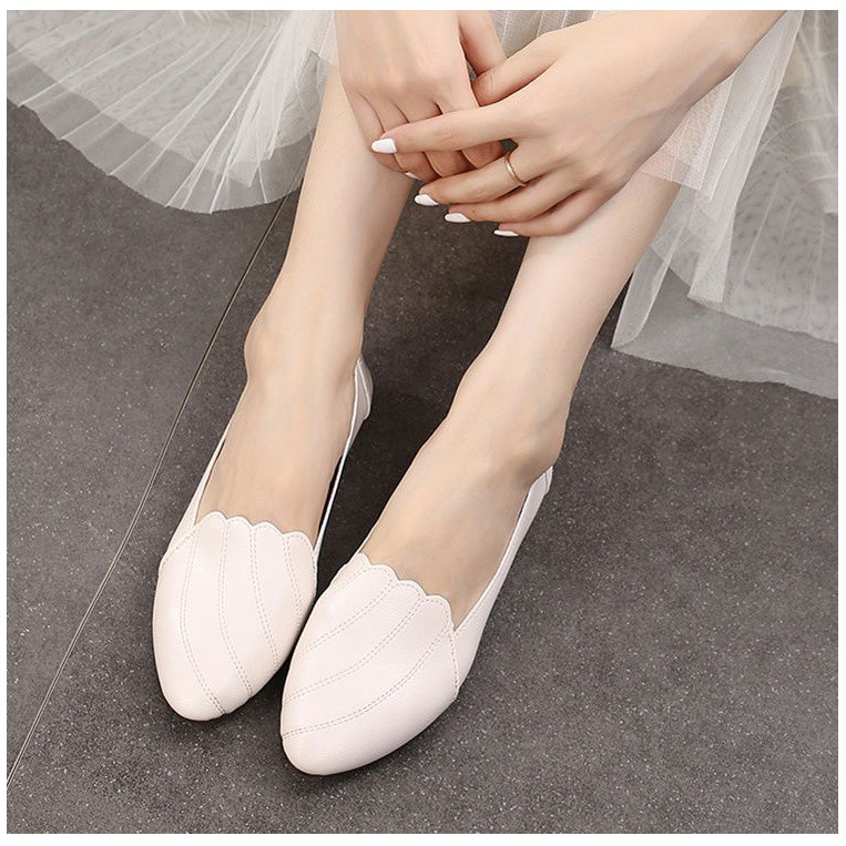 Giày lười nữ da mềm mũi tròn đế bệt cao 2cm đen kem