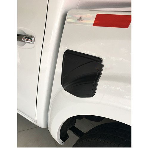 NAVARA,ỐP NẮP BÌNH XĂNG ĐEN CỦA XE NISSAN NAVARA
