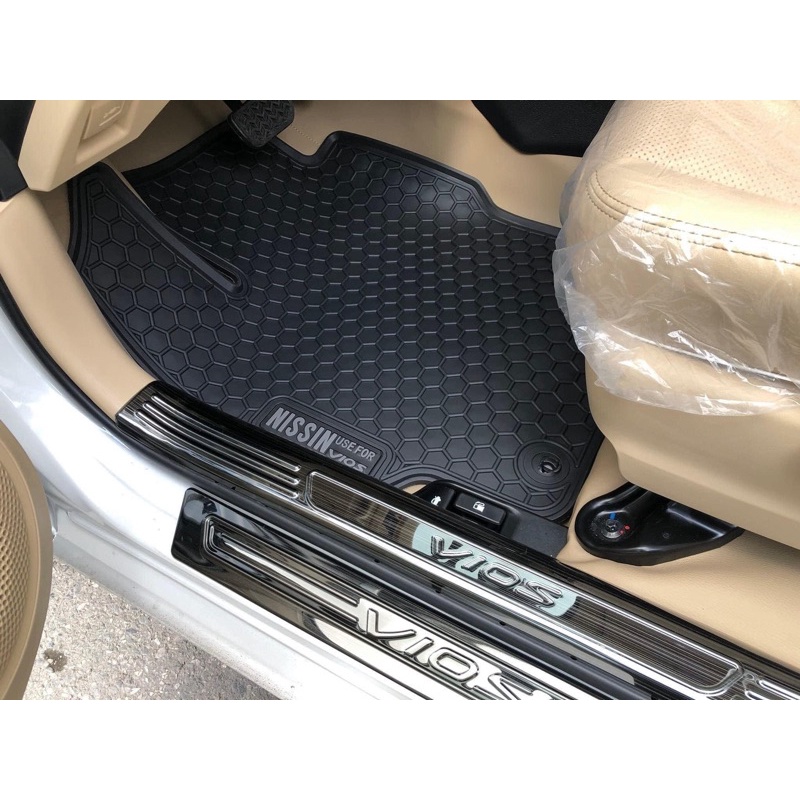 Thảm lót sàn cao su xe Toyota Vios 2014- 2022, 2023 (Mẫu Nissin tổ ong chữ trắng)
