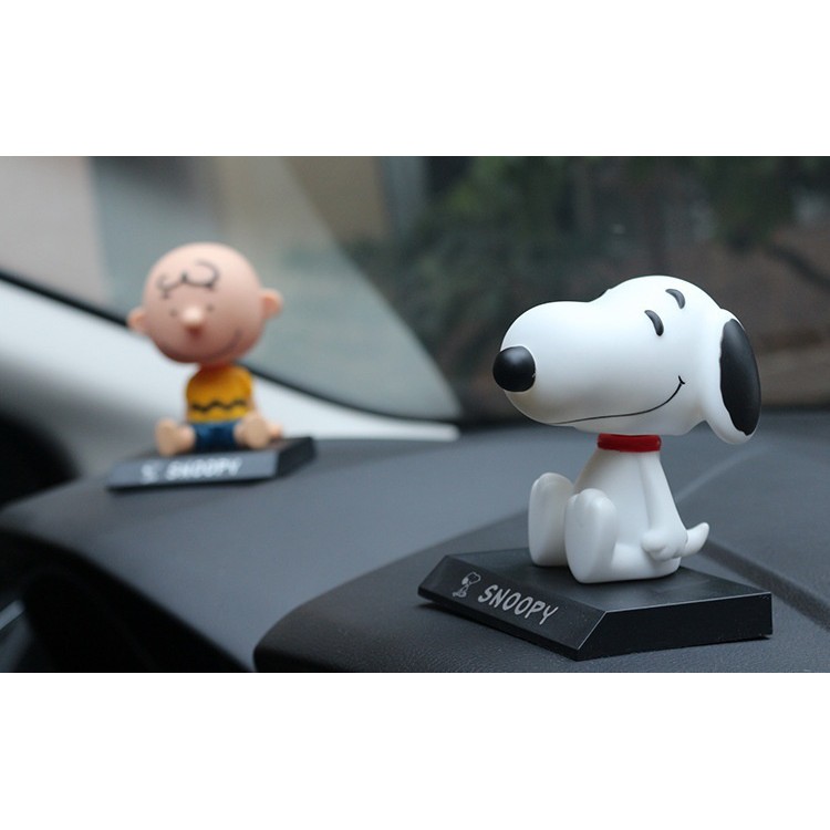 Mô Hình Chú Chó Snoopy Lắc Đầu Trang Trí Xe Hơi