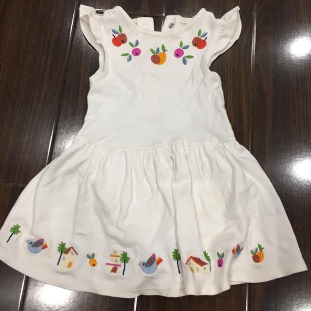Váy M&S. Trên váy có đốm nhỏ màu vàng nhìn ko rõ