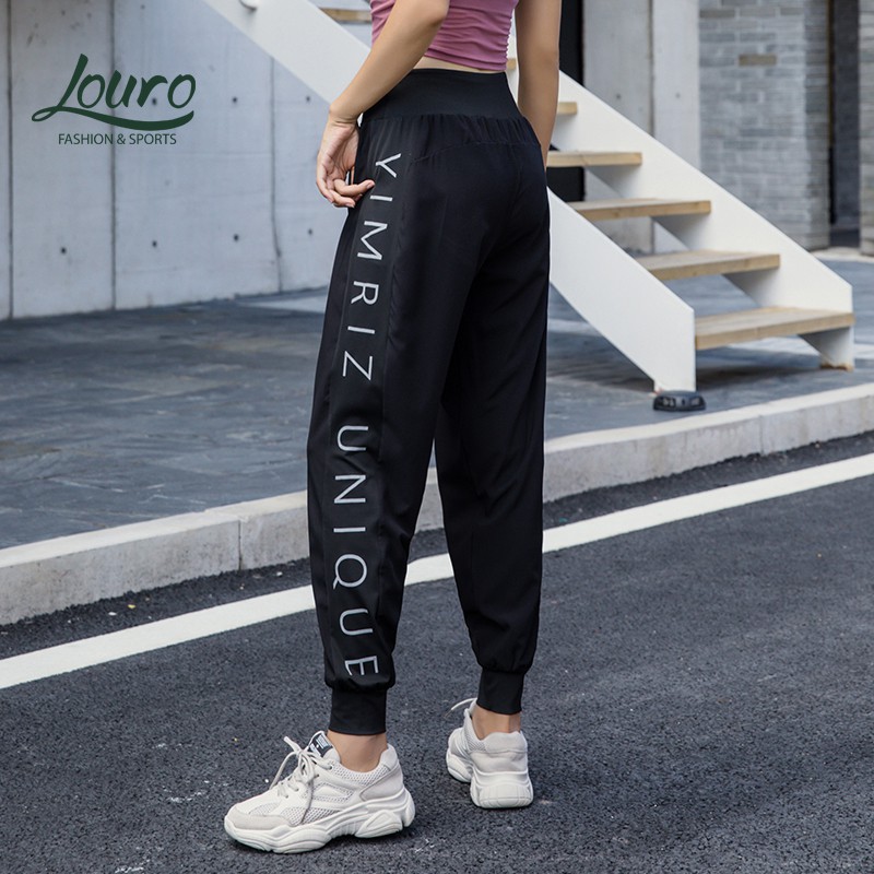 Quần tập Gym nữ Louro QL101-1, mẫu quần Jogger chữ to chạy dọc, dáng năng động, che khuyết điểm rõ rệt