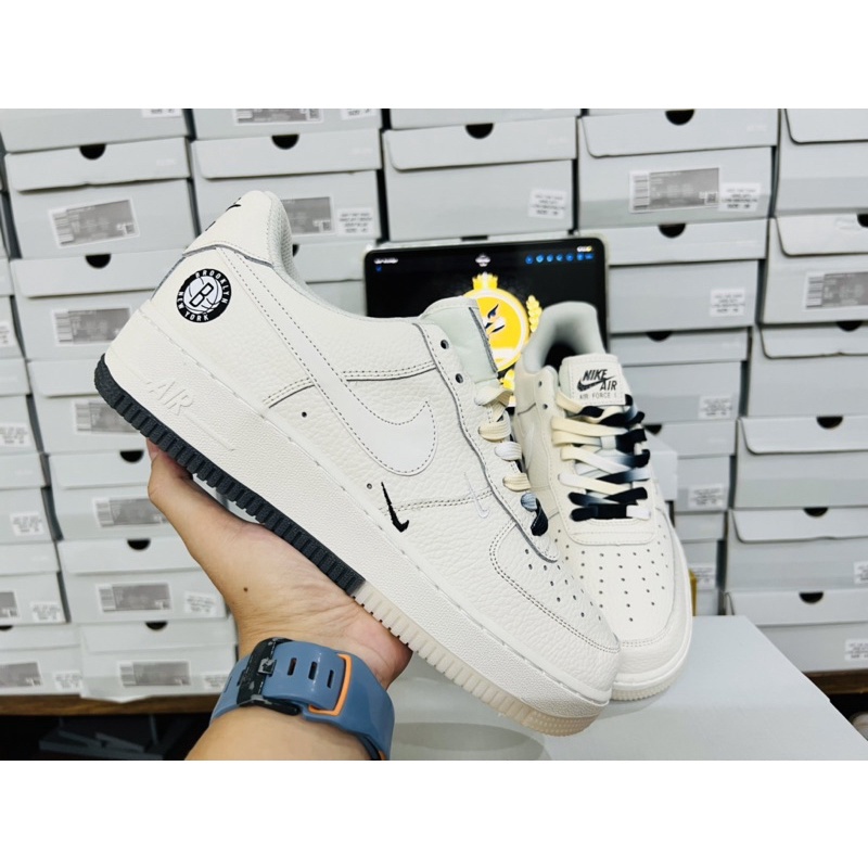 Giày AF1 đế âm dương hai màu đen trắng logo phản quang ,Giày thể thao Air Force 1 Brooklyn mới 2022 bản SC