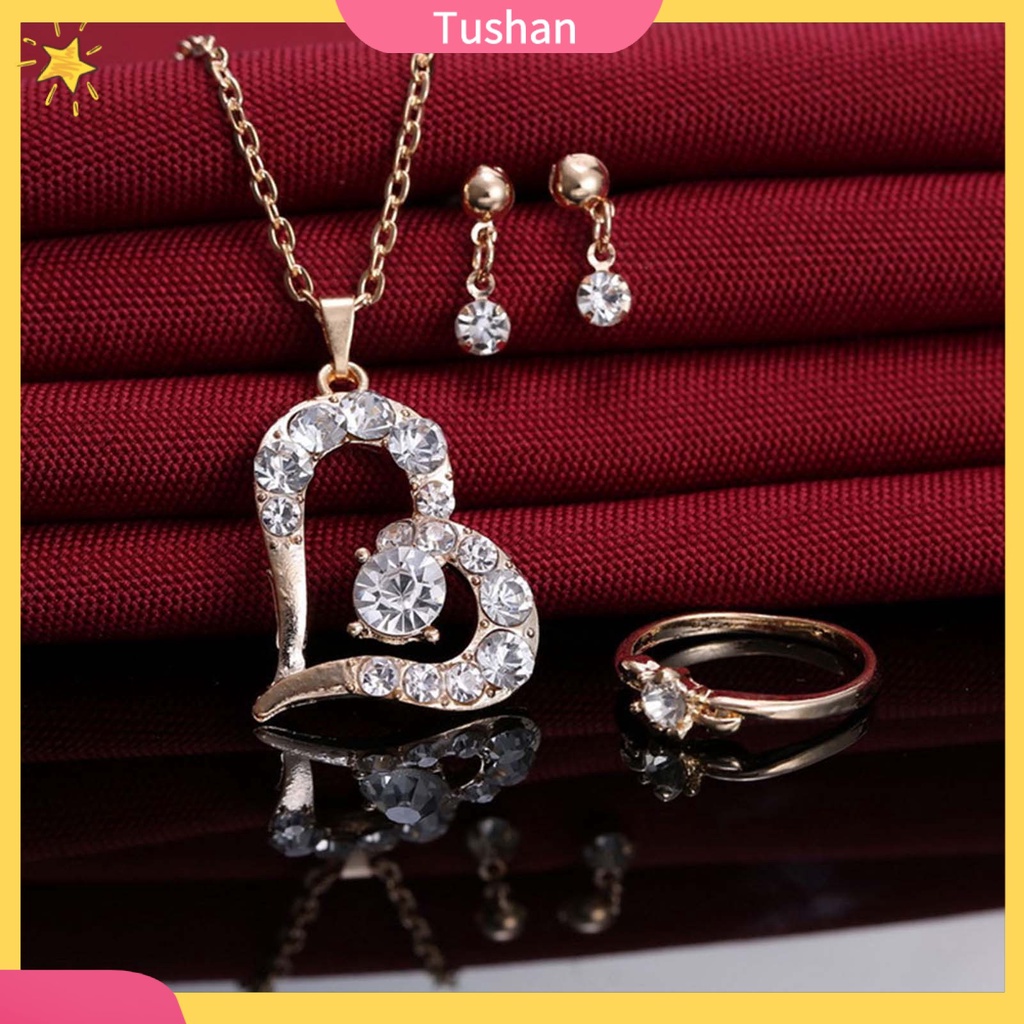 Bộ nữ trang gồm vòng cổ mặt trái tim bông tai và nhẫn đính đá pha lê sang trọng