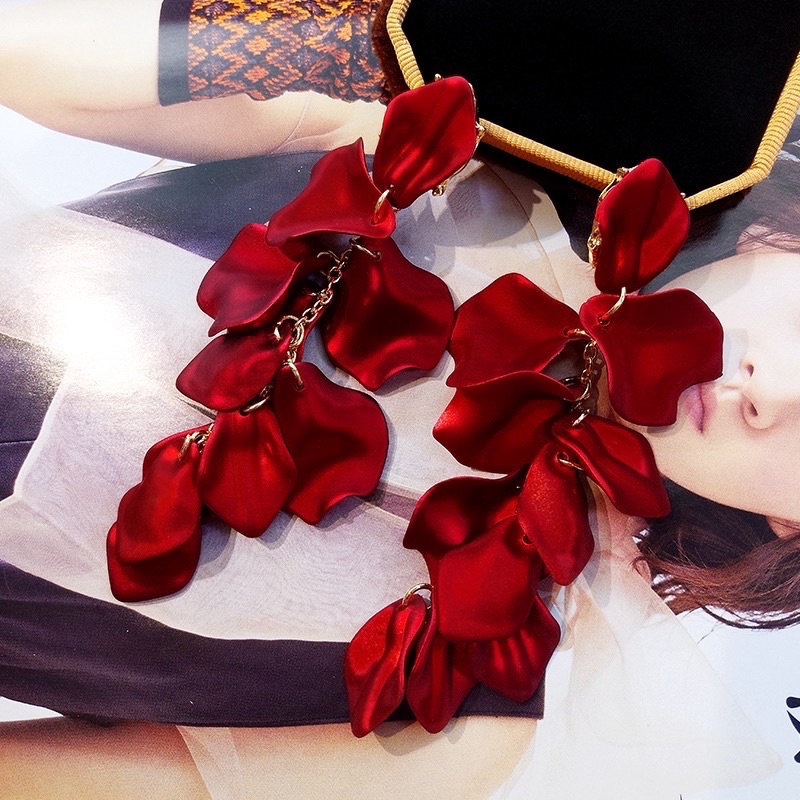 Hoa tai đỏ nhiều kiểu phong cách sang trọng quyến rũ TRIPBLE T DRESS