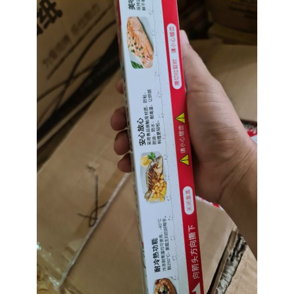 Cuộn giấy báo thấm dầu.