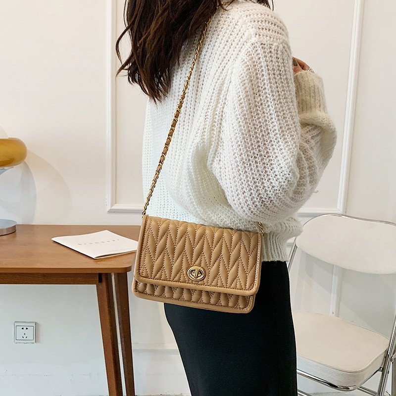 Túi Xách Đeo Vai Kiểu Vuông Nhỏ Thêu Hình Thoi Phối Dây Xích Thời Trang Sành