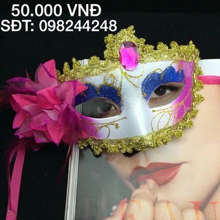 Mặt na nửa mặt có bông hoa