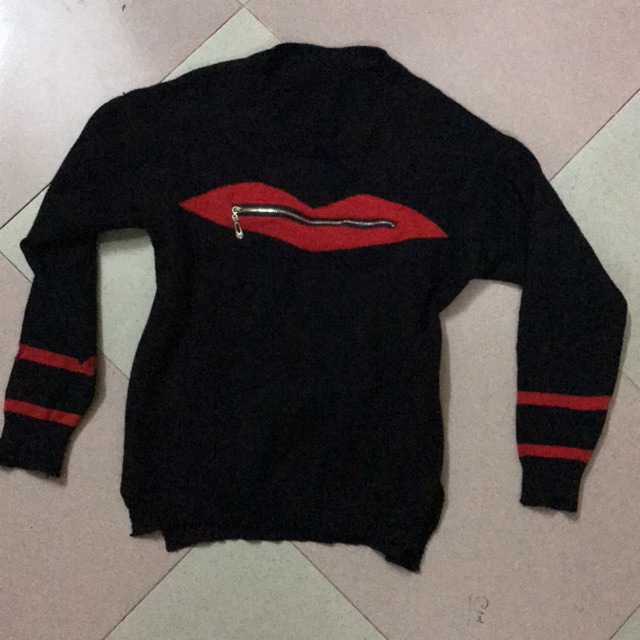 Áo len môi đỏ