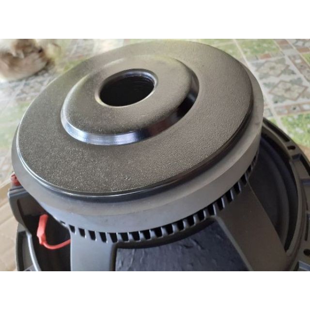 Một chiệc lao bass 30 rcf coil 75 từ 190 hàng loại 1