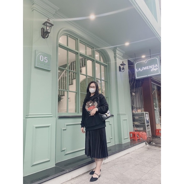 Chân váy nhung mặc được hai kiểu cực xinh | BigBuy360 - bigbuy360.vn