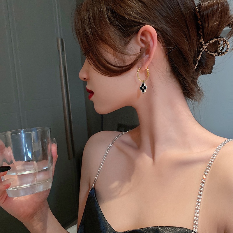 Bông Tai Hình Cỏ Ba Lá Màu Đen Thời Trang Thanh Lịch Cho Nữ