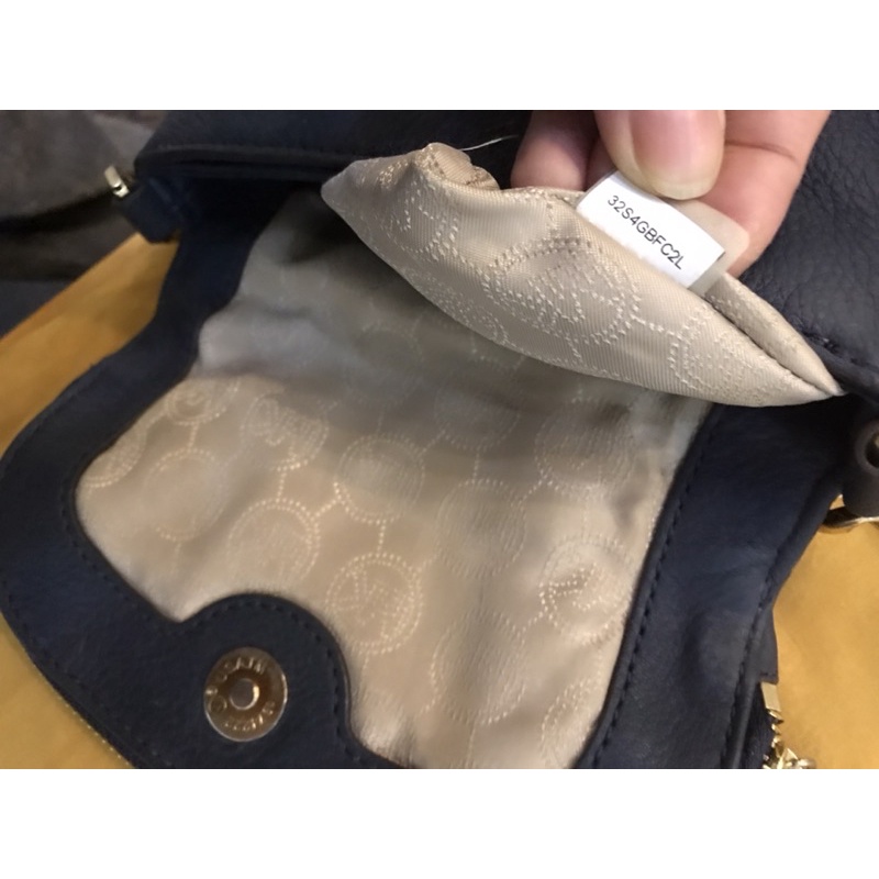 Túi đeo chéo hiệu Mk