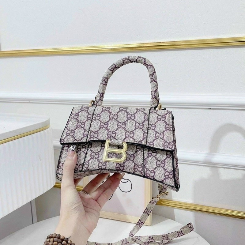 Túi cầm tay đính tag treo B kèm dây đeo chéo size 18 siêu xinh