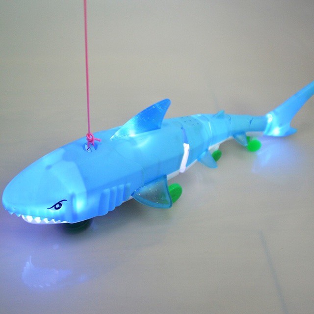 Đồ Chơi Cá Mập Con Baby Shark Bằng Nhựa Biết Hát, Biết Đi, Biết Bơi Trên Cạn Quẫy Đuôi Có Đèn Cho Bé