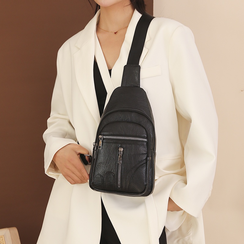 Túi Đeo Chéo Chất Liệu Da Mềm Đính Đinh Tán Phong Cách Retro Cho Nữ