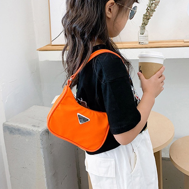Túi đeo chéo mini thời trang Prada dành cho bé gái