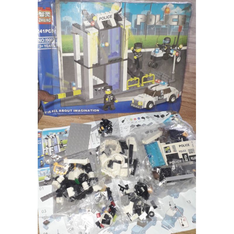 Lắp ráp 1 hộp LeGo_City Xe thang hoặc Trạm Giao thông có nhiều chi tiết bằng nhựa