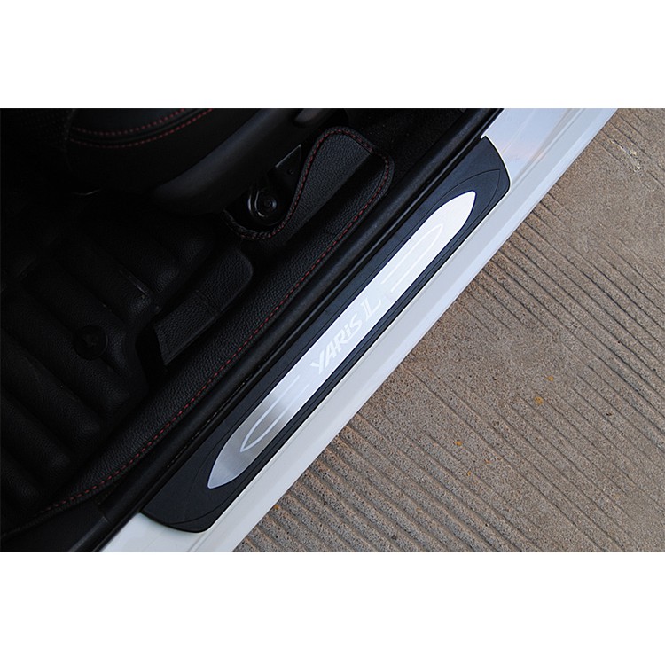 Bộ 4 ốp bậc ngoài yaris 2014-2018 mẫu đen đẹp