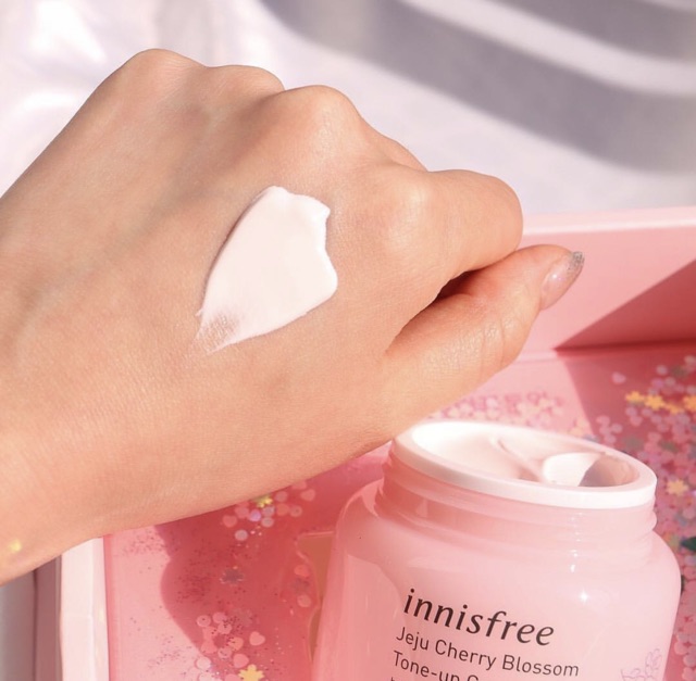 Kem dưỡng hoa anh đào Innisfree