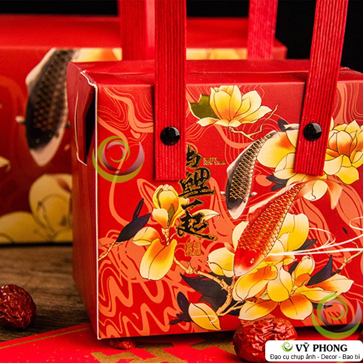 HỘP ĐỰNG BÁNH KẸO QUÀ TẶNG TẾT CÓ QUAI XÁCH TRANG TRÍ CÁC DỊP XUÂN NĂM MỚI HÌNH CÁ CHÉP MÈO CHIÊU TÀI HBK-0053 | BigBuy360 - bigbuy360.vn