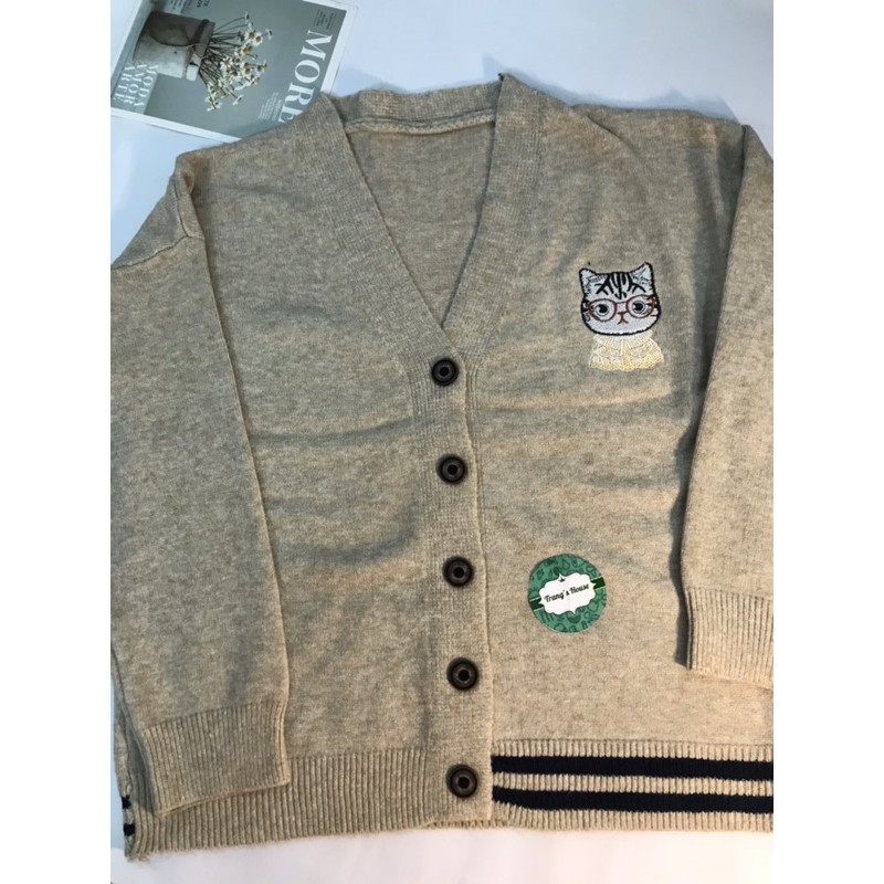 Áo cardigan len huy hiệu mèo dáng ngắn xuất Nhật - hàng đẹp chất dày dặn | BigBuy360 - bigbuy360.vn