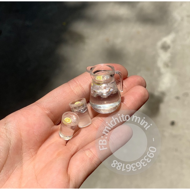 Set bình nước chanh kèm hai cốc mini cho nhà búp bê