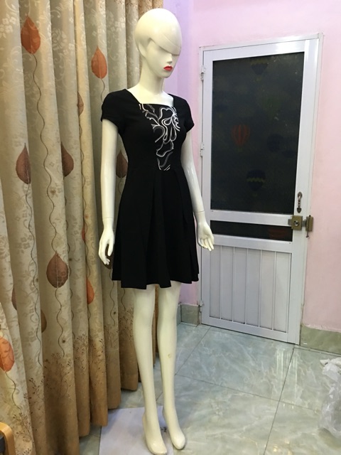 Đầm xòe phối hoa ngực V78 cao cấp | BigBuy360 - bigbuy360.vn