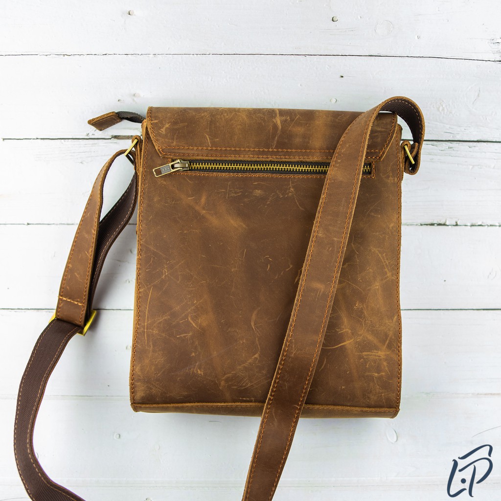 Túi đeo chéo (đựng máy tính bảng) Nam da bò sáp cao cấp - La Pelle the Classic bag wax leather - màu nâu cà phê Bản 2020